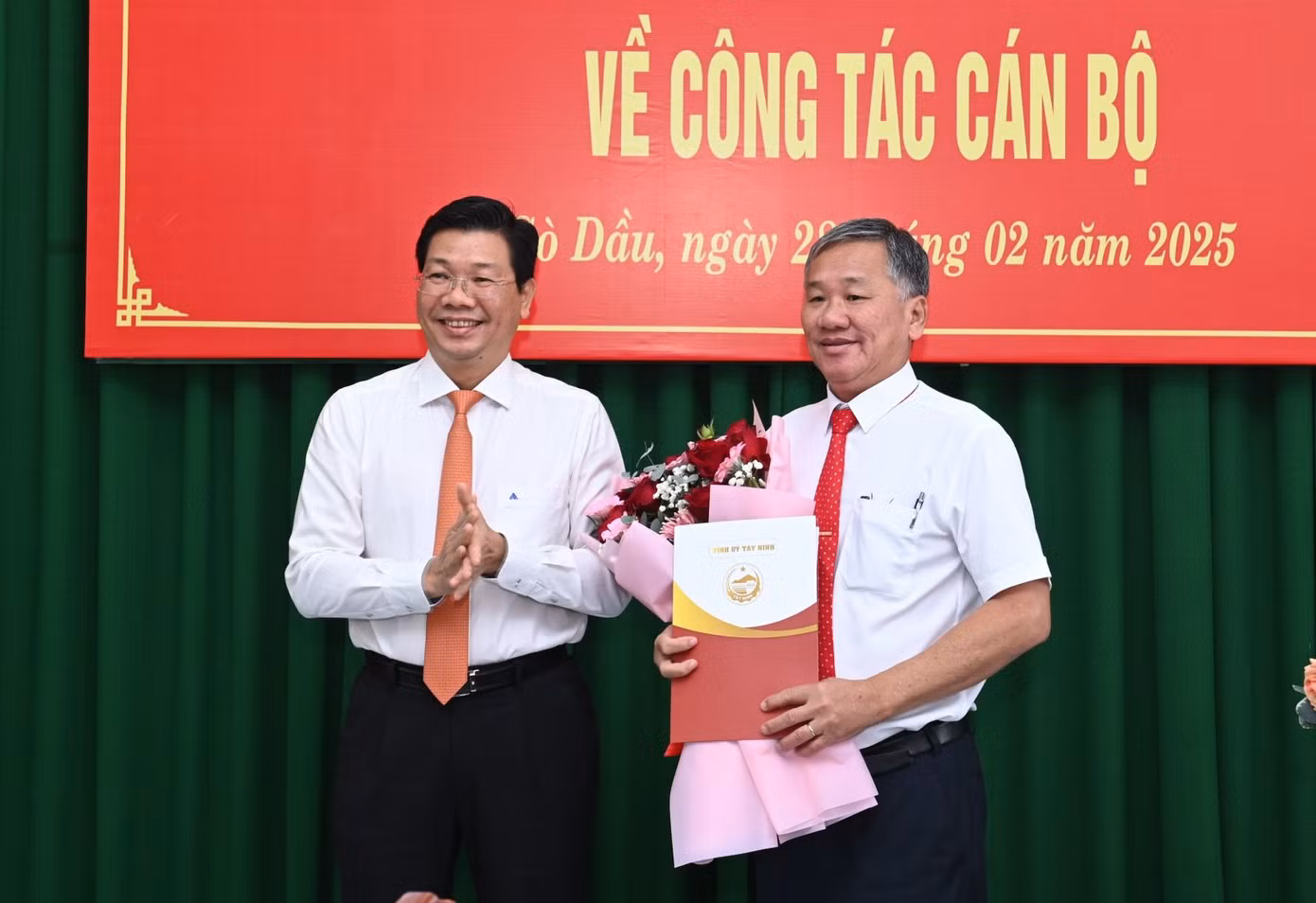 Ông Nguyễn Mạnh Hùng, Phó Bí thư Tỉnh ủy Tây Ninh Ninh (trái), trao quyết định và tặng hoa cho tân Bí thư Huyện ủy Gò Dầu Trịnh Ngọc Phương. Ảnh: B.T.N