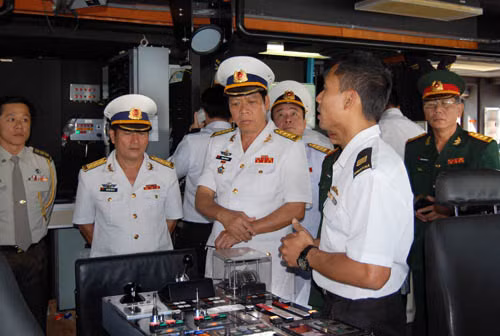 Sĩ quan hải quân Singapore giới thiệu tính năng hoạt động của tàu