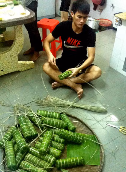 Nam cầu thủ bên mâm bánh đã gói chờ đem nấu chín.