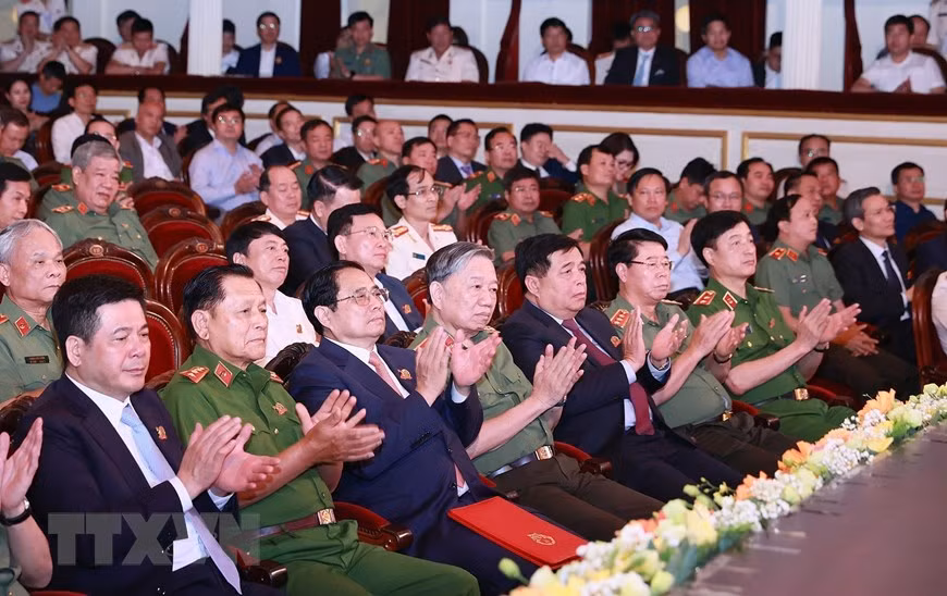 Thủ tướng Phạm Minh Chính và các đại biểu dự Lễ kỷ niệm 70 năm Ngày truyền thống lực lượng An ninh Kinh tế. (Ảnh: Dương Giang/TTXVN)