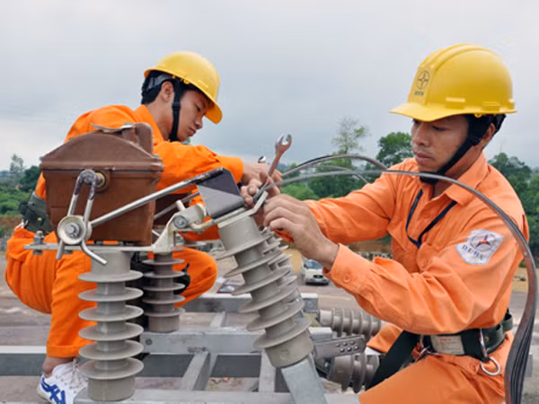 Theo một số chuyên gia, ngành điện lương cao mà thua lỗ thì phải cầnnghiêm khắc. Ảnh: Quỳnh Anh