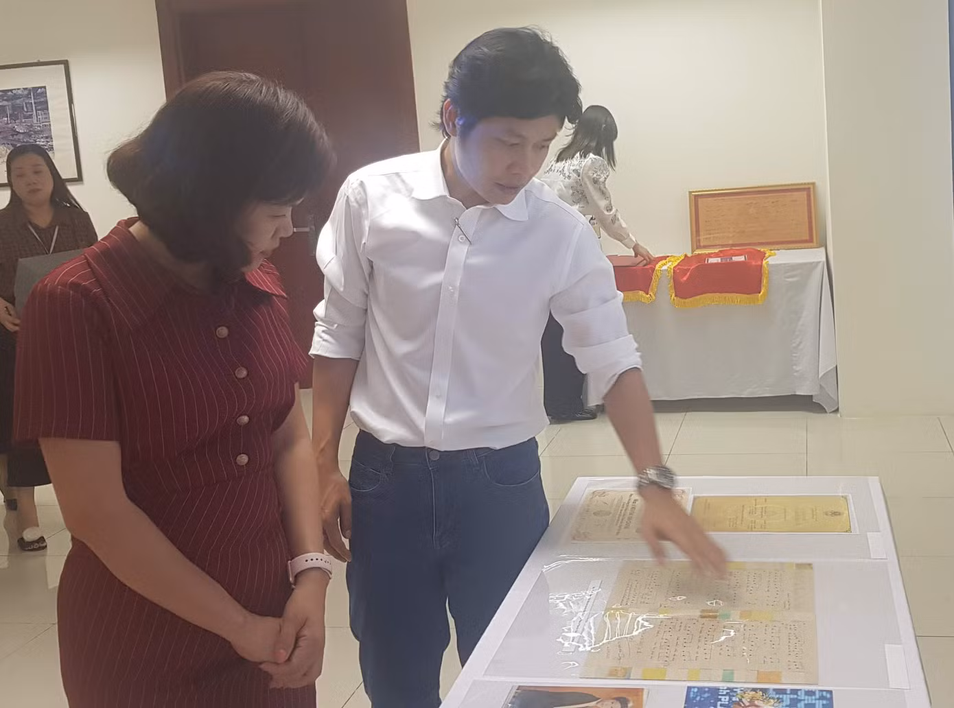 Bà Trần Việt Hoa - Giám đốc Trung tâm Lưu trữ Quốc gia III - tiếp nhận những tài liệu sáng tác của nhạc sĩ Nguyễn Văn Chung Ảnh: Kiến Nghĩa.