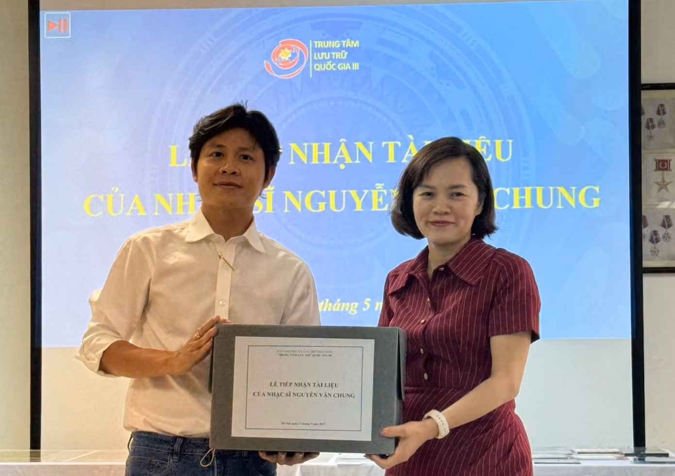 Bà Trần Việt Hoa - Giám đốc Trung tâm Lưu trữ Quốc gia III - tiếp nhận những tài liệu sáng tác của nhạc sĩ Nguyễn Văn Chung Ảnh: Kiến Nghĩa.