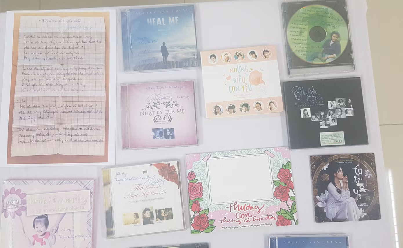 Một số đĩa CD các bài hát của nhạc sĩ Nguyễn Văn Chung (trái) và Tuyển tập 300 bài hát thiếu nhi của nhạc sĩ Nguyễn Văn Chung.