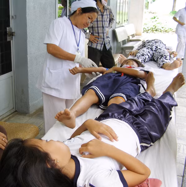 Cấp cứu học sinh ngộ độc (ảnh minh họa). Ảnh: L.N. Cấp cứu học sinh ngộ độc (ảnh minh họa). Ảnh: L.N