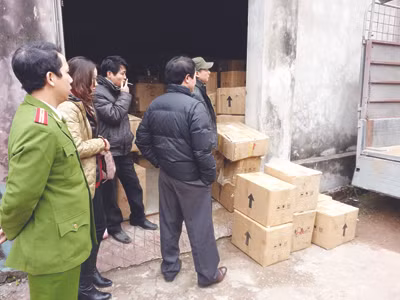 Cơ quan chức năng kiểm tra hàng lậu, hàng kém chất lượng ngày 9-1 tại Hà Nội. Ảnh: Nguyễn Tú