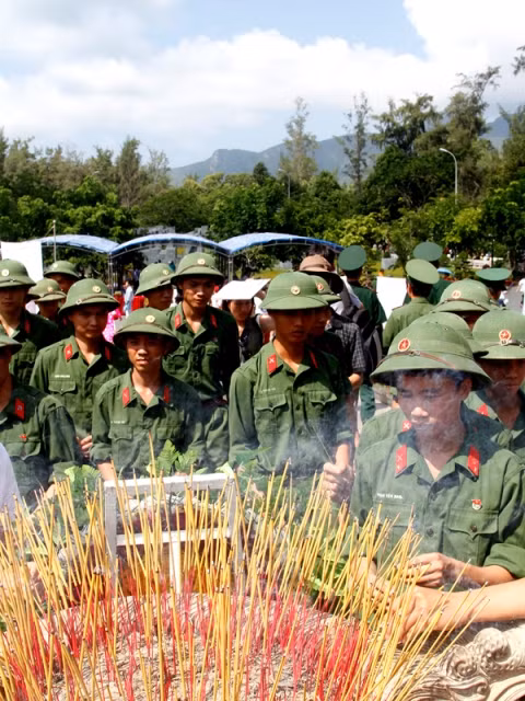 Các đại biểu thắp hương tưởng niệm