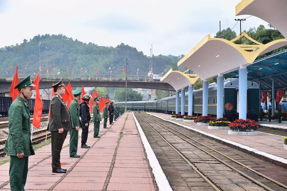 Chủ tịch Triều Tiên Kim Jong Un lên tàu về nước ảnh 2