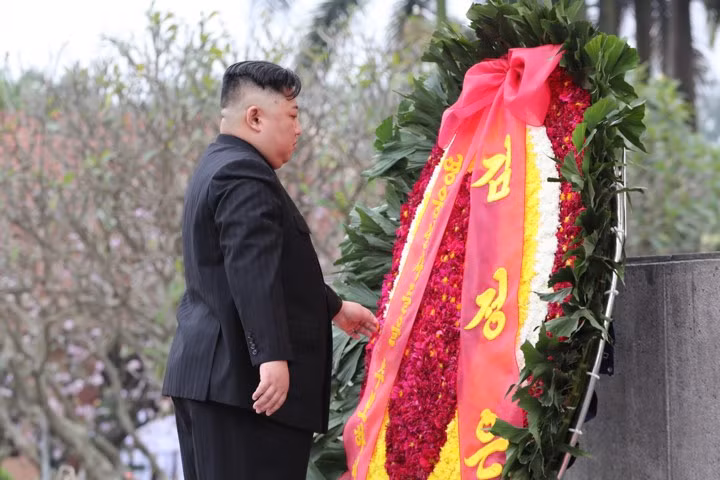 Chủ tịch Triều Tiên Kim Jong Un lên tàu về nước ảnh 23