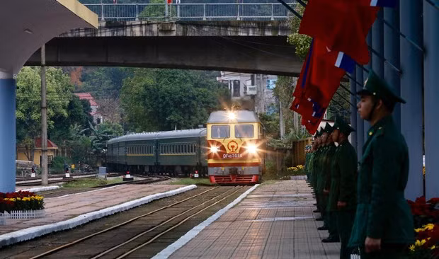 Chủ tịch Triều Tiên Kim Jong Un lên tàu về nước ảnh 19