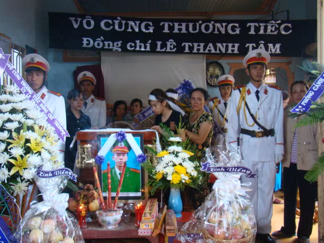 Gia đình và đồng đội bên linh cữu Trung úy Lê Thanh Tâm