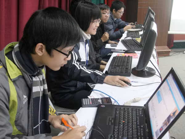 Sau lễ phát động, cuộc thi giải toán đầu tiên cho khối THPT diễn ra