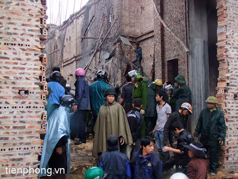 Người dân chưa hết bàng hoàng. Ảnh: Đ.Minh