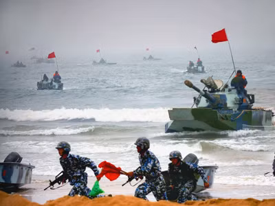 Trung Quốc đang tăng thị phần xuất khẩu vũ khí và hiện có số quân thường trực lớn nhất thế giới (Trong ảnh: binh sĩ Trung Quốc tập trận ở Sơn Đông). Ảnh: Getty Images