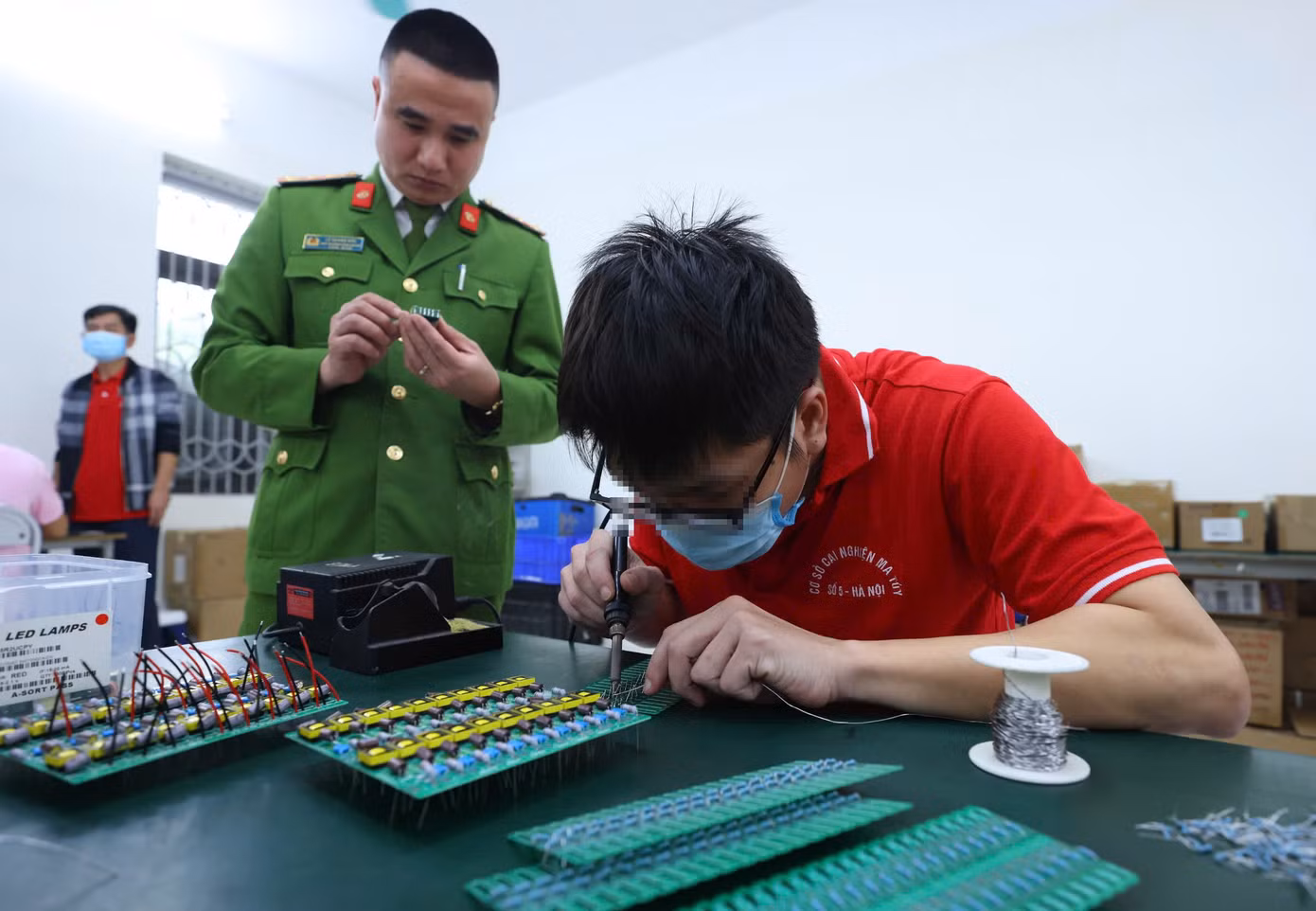Học viên cai nghiện được duy trì 5 giai đoạn gồm: Tiếp nhận phân loại; cắt cơn giải độc và điều trị các bệnh lý liên quan đến rối loạn tâm thần; giáo dục hướng nghiệp; dạy nghề lao động sản xuất; chuẩn bị tái nhập cộng đồng. Học viên cai nghiện được duy trì 5 giai đoạn gồm: Tiếp nhận phân loại; cắt cơn giải độc và điều trị các bệnh lý liên quan đến rối loạn tâm thần; giáo dục hướng nghiệp; dạy nghề lao động sản xuất; chuẩn bị tái nhập cộng đồng.