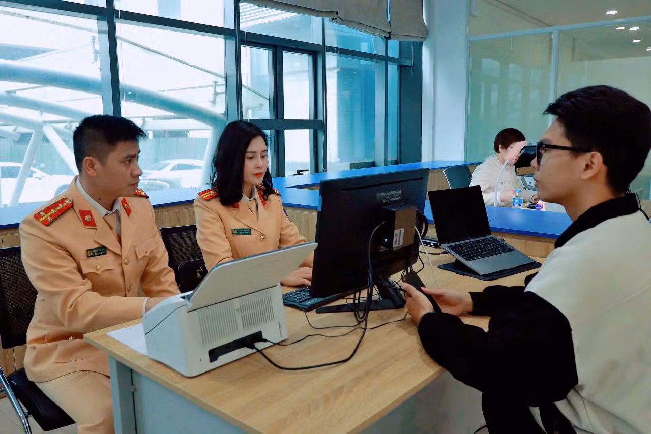 Người dân được hướng dẫn thực hiện việc cấp, đổi giấy phép lái xe trực tuyến.