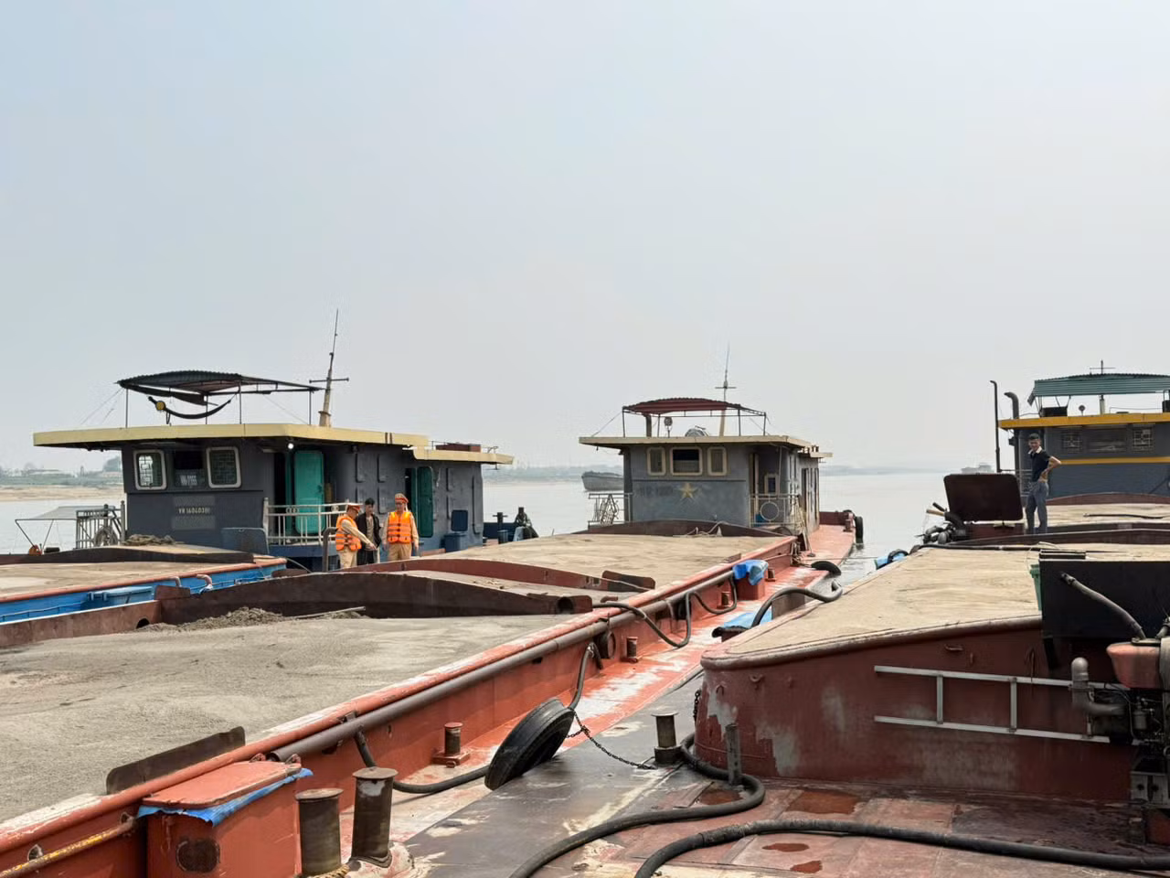 3 tàu cát bị lực lượng CSGT phát hiện, xử lý.