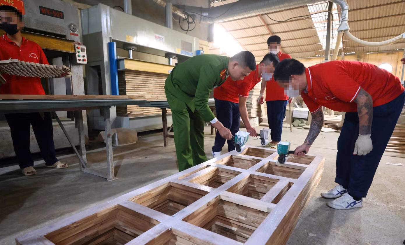 Tại đây, các học viên được làm ngành nghề như nghề mộc, điện tử... Tại đây, các học viên được làm ngành nghề như nghề mộc, điện tử...