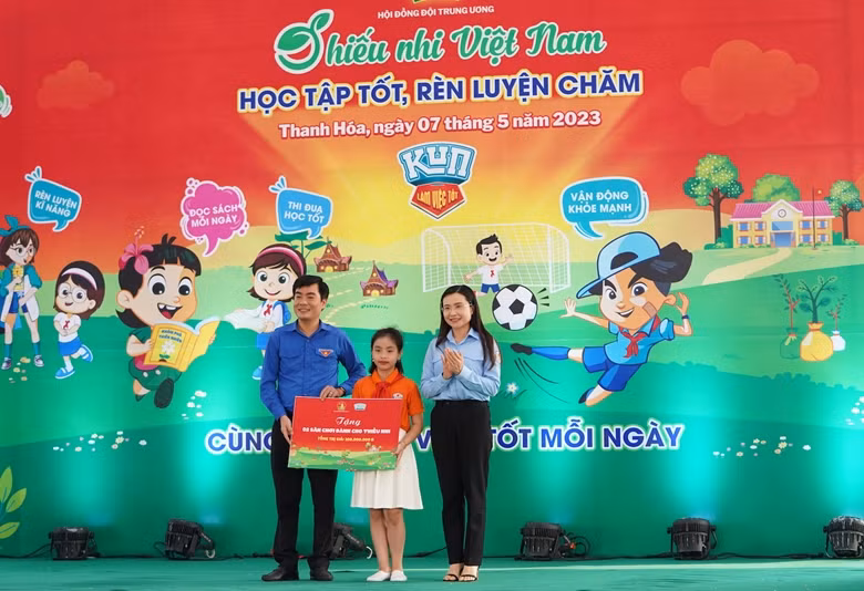 Chị Nguyễn Phạm Duy Trang, Bí thư T.Ư Đoàn, Chủ tịch Hội đồng Đội T.Ư trao tặng công trình sân chơi cho thiếu nhi Thanh Hóa Chị Nguyễn Phạm Duy Trang, Bí thư T.Ư Đoàn, Chủ tịch Hội đồng Đội T.Ư trao tặng công trình sân chơi cho thiếu nhi Thanh Hóa