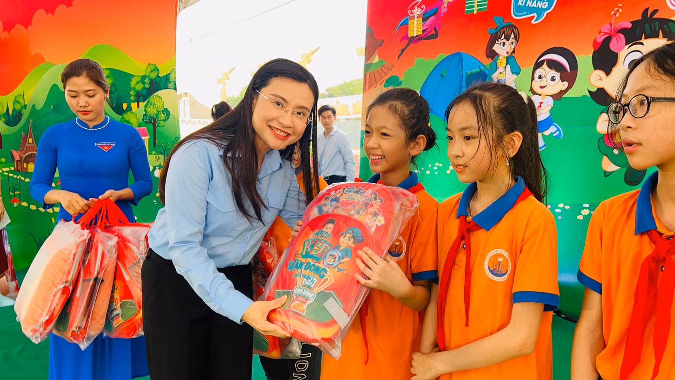 Chị Nguyễn Phạm Duy Trang, Bí thư T.Ư Đoàn, Chủ tịch Hội đồng Đội T.Ư tặng quà cho học sinh tại chương trình Chị Nguyễn Phạm Duy Trang, Bí thư T.Ư Đoàn, Chủ tịch Hội đồng Đội T.Ư tặng quà cho học sinh tại chương trình