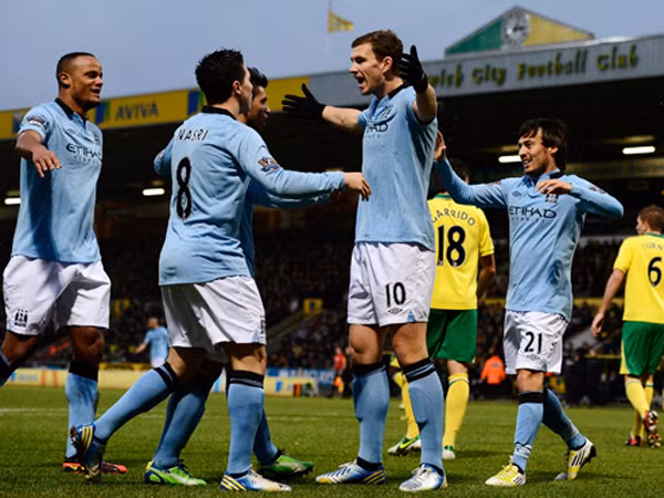 Niềm vui của các cầu thủ Man City sau khi Dzeko nâng tỉ số lên 4-2. Ảnh: Reuters