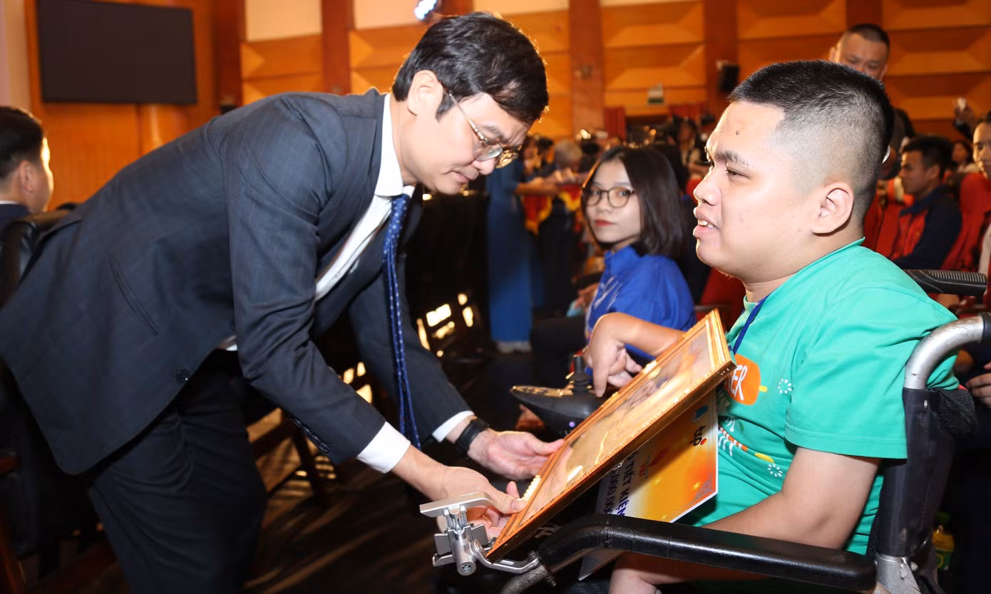 Anh Bùi Quang Huy - Uỷ viên dự khuyết T.Ư Đảng, Bí thư thứ nhất T.Ư Đoàn vinh danh thanh niên khuyết tật tiêu biểu năm 2023. Anh Bùi Quang Huy - Uỷ viên dự khuyết T.Ư Đảng, Bí thư thứ nhất T.Ư Đoàn vinh danh thanh niên khuyết tật tiêu biểu năm 2023.