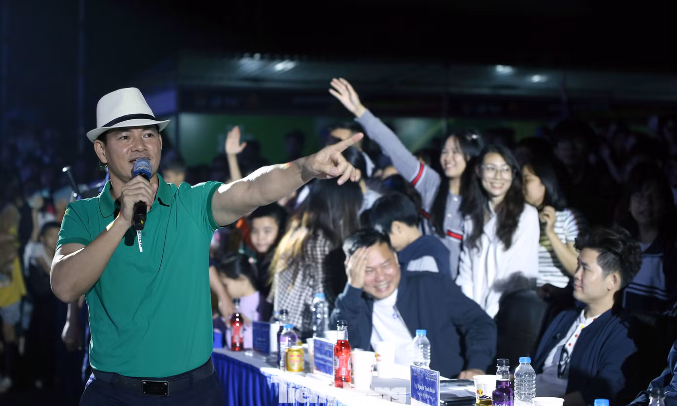 Đặc biệt, đêm nhạc đã rộn vang những tiếng cười và những tràng pháo tay với màn giao lưu cùng NSƯT Xuân Bắc. Ảnh: Lâm Đăng Hải