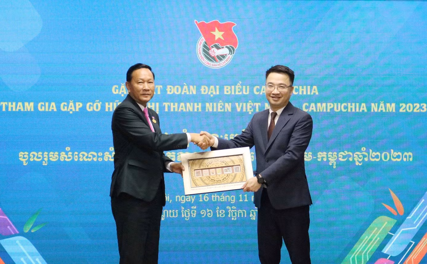 Bí thư T.Ư Đoàn TNCS Hồ Chí Minh Nguyễn Tường Lâm tặng quà cho Phó Chủ tịch Ban Thanh niên T.Ư Đảng CPP Sean Borat. Ảnh: Trịnh Lý Bí thư T.Ư Đoàn TNCS Hồ Chí Minh Nguyễn Tường Lâm tặng quà cho Phó Chủ tịch Ban Thanh niên T.Ư Đảng CPP Sean Borat. Ảnh: Trịnh Lý