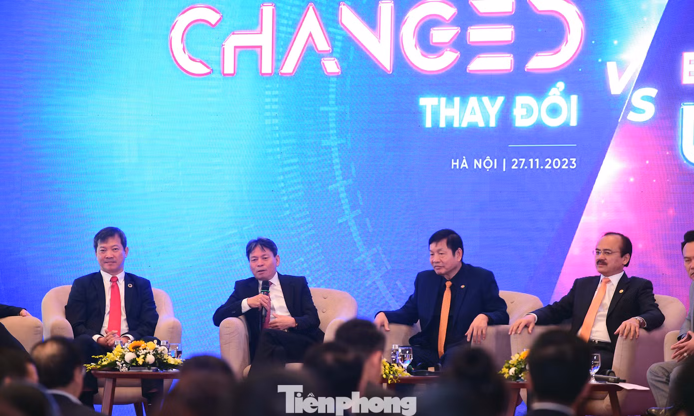 Ông Phương Hữu Việt chia sẻ tại phiên thảo luận. Ảnh: Xuân Tùng