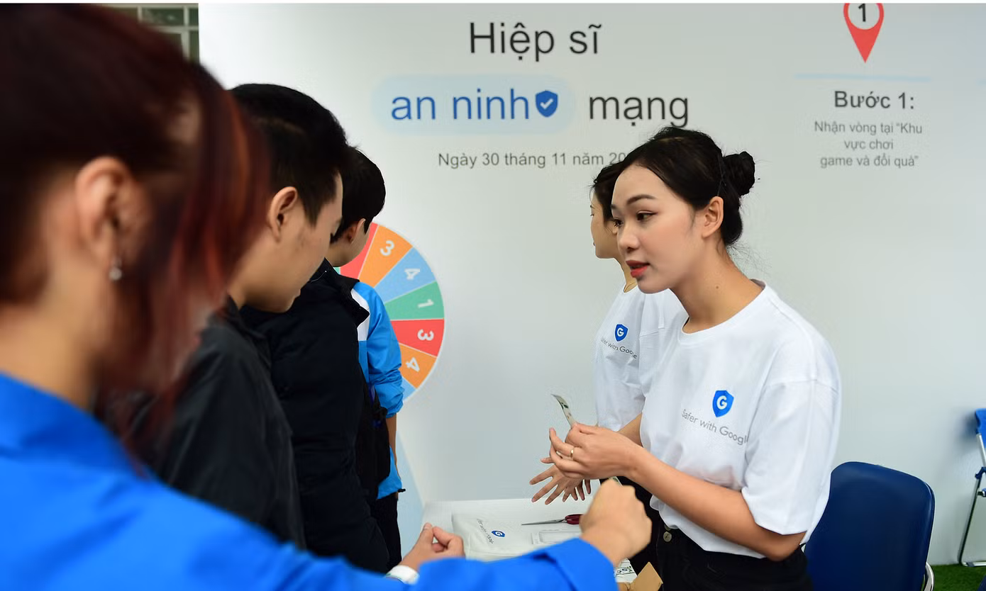 Các đại biểu tham dự chương trình.