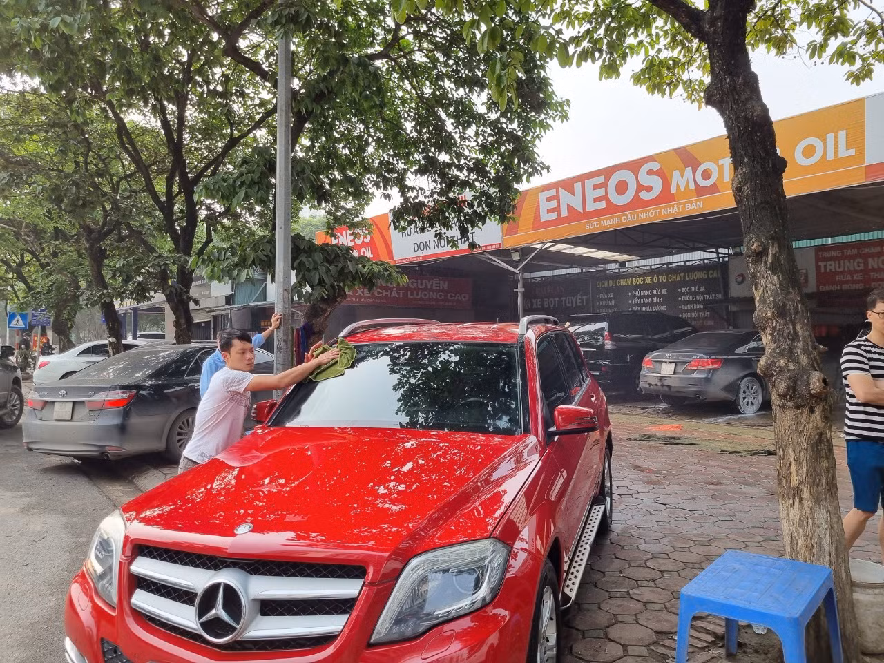 Ảnh chụp tại một điểm rửa xe trên đường Thành Thái, Cầu Giấy, Hà Nội. Mới đầu giờ sáng, hàng chục xe đã xếp hàng chờ đến lượt.