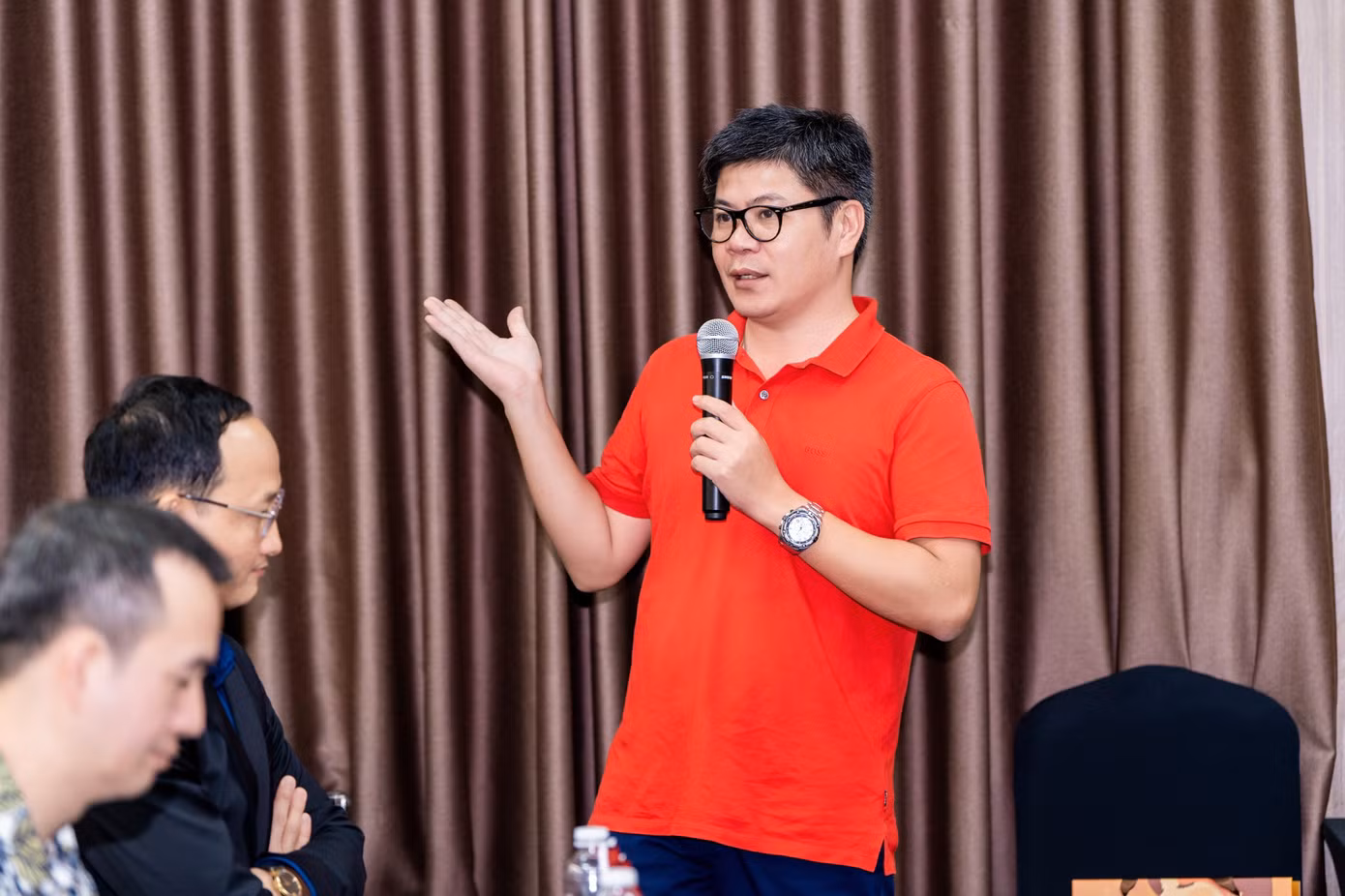 Tuy chưa kịp đọc hết cuốn sách, nhưng chuyên gia Nguyễn Ngọc Huy rất tâm đắc với chủ đề của cuốn sách Phụ nữ và Tự do. Anh đã chia sẻ thêm quan điểm về tự do bằng chính câu chuyện cá nhân anh đã trải qua và được khán giả hưởng ứng nhiệt liệt.