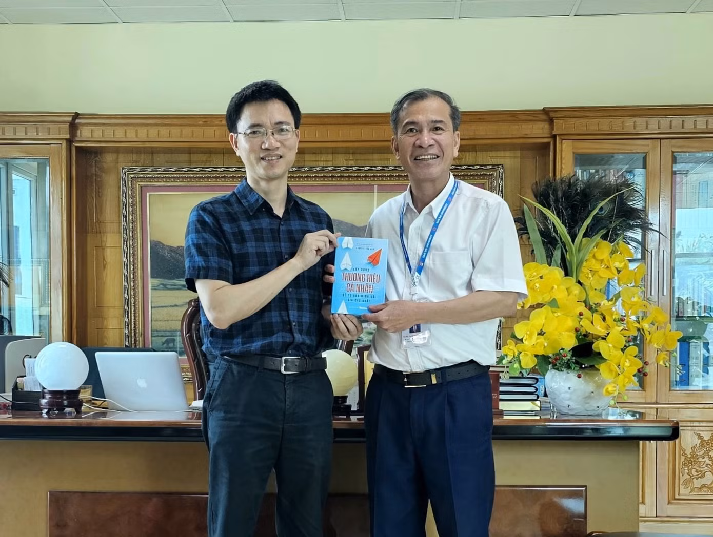 Tác giả, nhà báo Nguyễn Tuấn Anh tặng sách NGND. TS Đinh Văn Nhượng - Hiệu trưởng Trường Đại học Sao Đỏ. Tác giả, nhà báo Nguyễn Tuấn Anh tặng sách NGND. TS Đinh Văn Nhượng - Hiệu trưởng Trường Đại học Sao Đỏ.