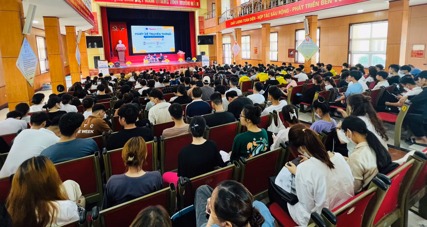 Đông đảo các giảng viên, khách mời cùng sinh viên tham dự chương trình. Đông đảo các giảng viên, khách mời cùng sinh viên tham dự chương trình.