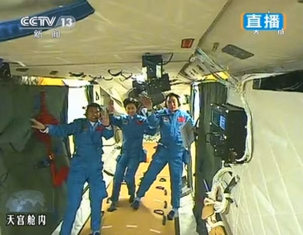 Hình ảnh nhóm phi hành đoàn của tàu vũ trụ Thần Châu 9 gồm Jing Haipeng, Liu Wang và Liu Yang tại phòng thí nghiệm lắp ghép mô-đun Thiên Cung 1