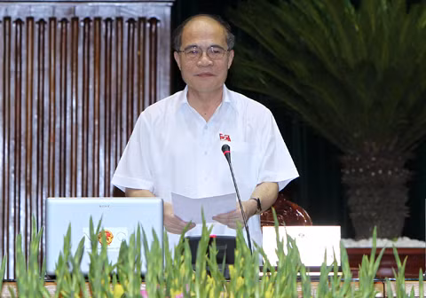 hủ tịch Quốc hội Nguyễn Sinh Hùng báo cáo một số vấn đề về việc lấy phiếu tín nhiệm, bỏ phiếu tín nhiệm đối với người giữ chức vụ do Quốc hội, Hội đồng nhân dân bầu hoặc phê chuẩn