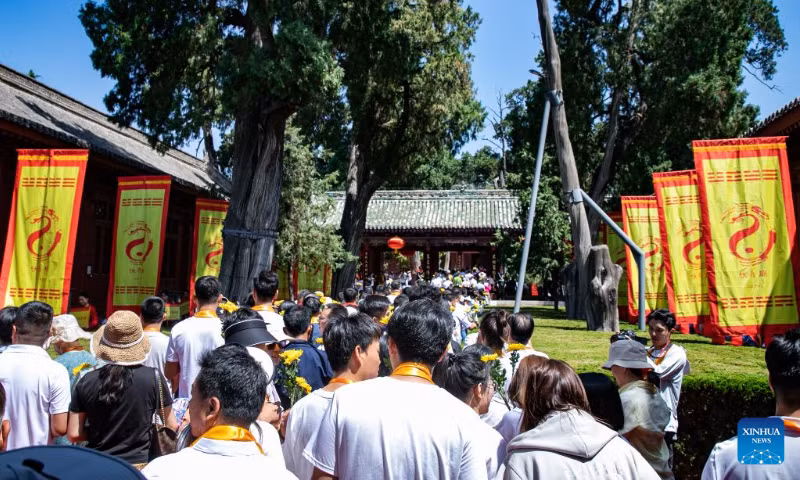 Nhiều người Trung Quốc xếp hàng vào đền Phục Hy, tỉnh Cam Túc, tháng 6/2023. (Ảnh: Xinhua) Nhiều người Trung Quốc xếp hàng vào đền Phục Hy, tỉnh Cam Túc, tháng 6/2023. (Ảnh: Xinhua)