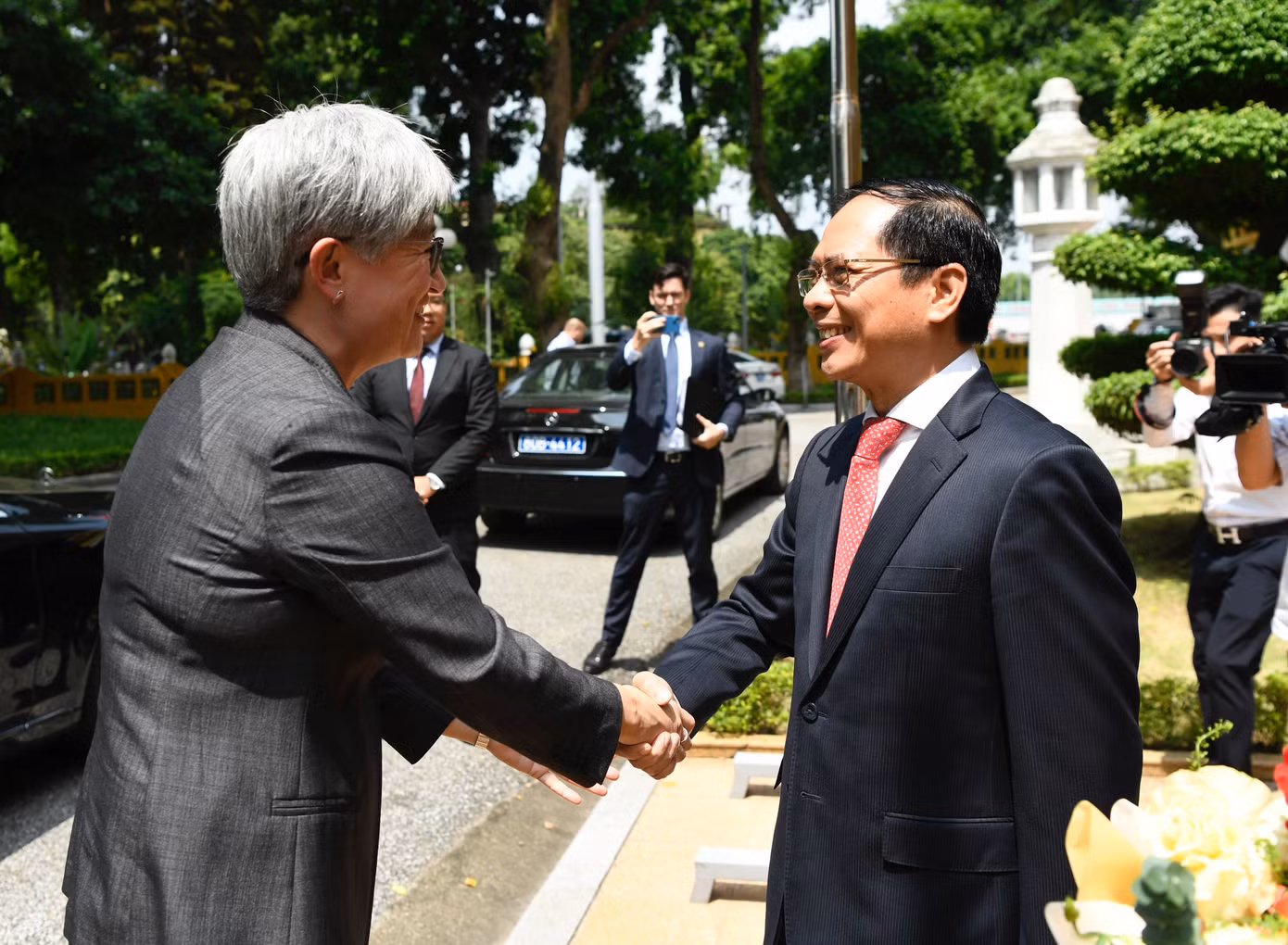 Bộ trưởng Ngoại giao Bùi Thanh Sơn đón người đồng cấp Úc Penny Wong sáng 22/8. (Ảnh: Như Ý)