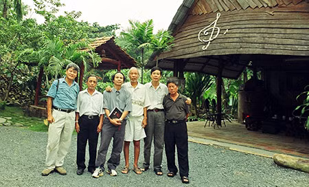 Thu Bồn (thứ 3 từ phải sang) và bạn bè văn nghệ trong một chuyến đi Tây Nguyên