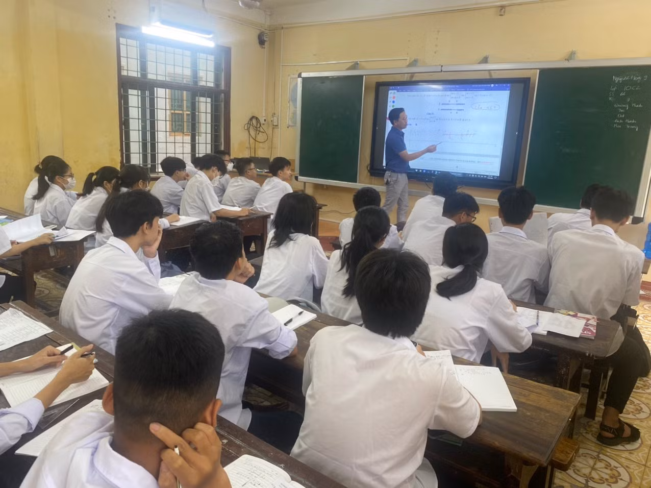 Một giờ học của học sinh Trường THPT Hàm Rồng, TP Thanh Hóa. Một giờ học của học sinh Trường THPT Hàm Rồng, TP Thanh Hóa.