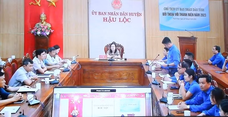 Thanh niên đặt câu hỏi tại điểm cầu UBND huyện Hậu Lộc. Thanh niên đặt câu hỏi tại điểm cầu UBND huyện Hậu Lộc.