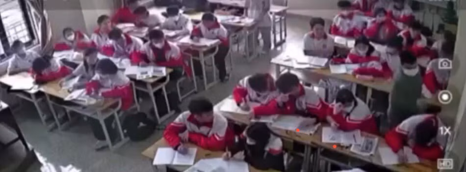 Thầy giáo dùng tay đánh vào đầu học sinh. Ảnh cắt từ clip.