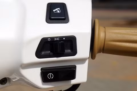 Tay lái bên phải có nút mở cốp điện
