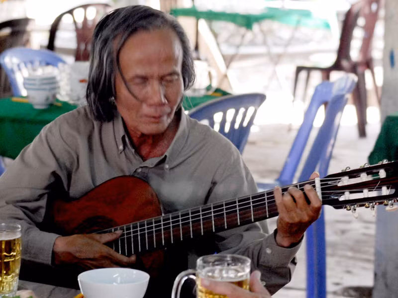 Một “cuồng sĩ” đang chơi đàn trong quán 81