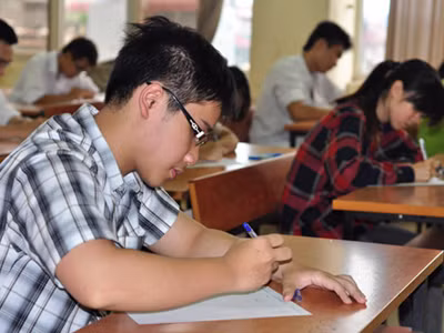 Thí sinh làm bài thi. Ảnh: Zing. Thí sinh làm bài thi. Ảnh: Zing