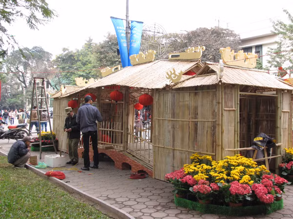 trong khi những nhân viên khác đang cố gắng hoàn thiện nốt những phần việc còn lại chuẩn bị cho đêm khai mạc