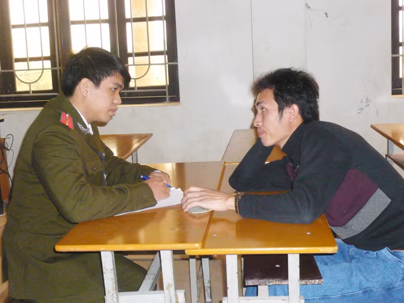 Lao động Nghệ An này cho biết, việc cuốn giấy bạc để đưa điện thoại qua cổng từ vào phòng thi là do cò mồi hướng dẫn