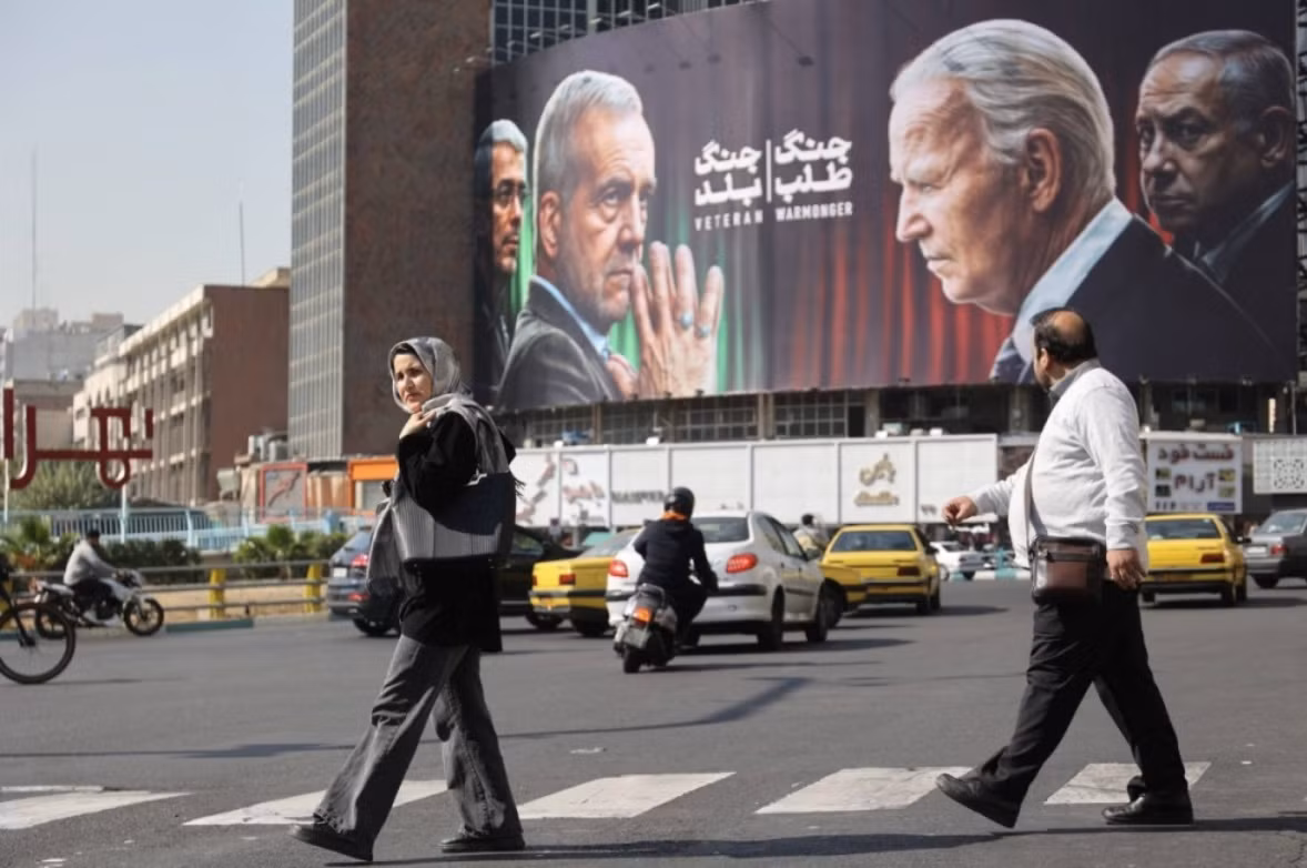 Tấm biển lớn ở thủ đô Tehran của Iran với một bên là hình ảnh Thủ tướng Israel Benjamin Netanyahu và Tổng thống Mỹ Joe Biden và một bên là Tổng thống Iran Masoud Pezeshkian và Tổng Tham mưu trưởng các lực lượng vũ trang Iran Mohammad Bagheri. (ảnh: WANA)