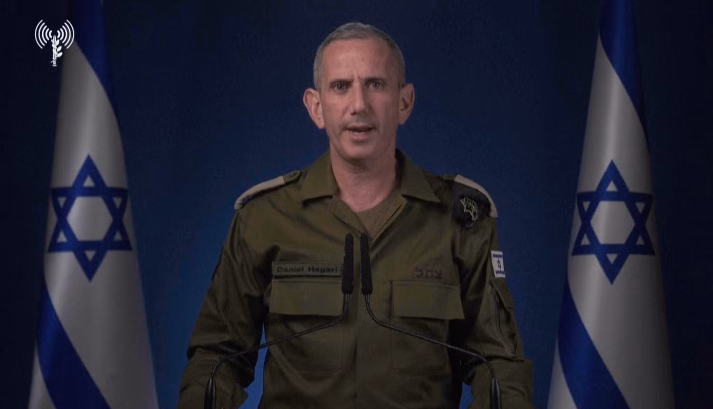Chuẩn đô đốc Daniel Hagari, người phát ngôn quân đội Israel, thông báo rằng IDF đang tiến hành cuộc tấn công vào các mục tiêu quân sự ở Iran. (Ảnh: AP) Chuẩn đô đốc Daniel Hagari, người phát ngôn quân đội Israel, thông báo rằng IDF đang tiến hành cuộc tấn công vào các mục tiêu quân sự ở Iran. (Ảnh: AP)