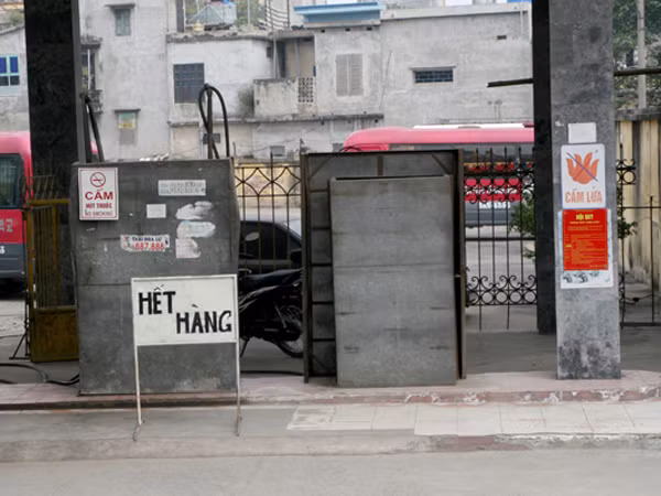 Rút ngắn thời gian quyết định tăng giá xăng dầu để hạn chế tình trạng găm giữ, bán nhỏ giọt. (Ảnh: Văn Điệp/TTXVN)